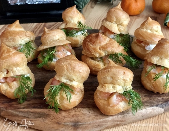 На творожный крем положить порубленный с/с лосось и украсить зеленью.