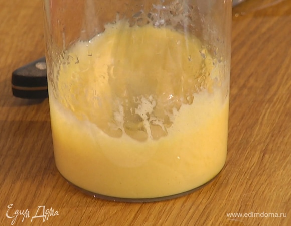 В чашу для взбивания поместить желток, лимонный сок, уксус и горчицу. Постепенно влить оливковое масло, параллельно все взбивая венчиком до однородного состояния.  