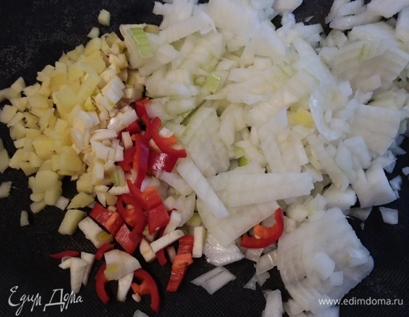 Очистить лук и чеснок и мелко нарезать. Очистить имбирь и нарезать кубиками или натереть на мелкой терке. Отложить все в сторону. Мясо обмыть, очистить от жил и пленок и протереть насухо, при необходимости отрубить ненужные части, нарезать кусочками примерно на 2–3 см.