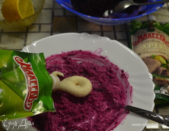 Майонез, соль. Все перемешать. Обязательно попробуйте на вкус соус. Мне захотелось еще добавить хрена.