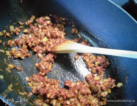 В кастрюле с толстым дном разогреть масло топленое или растительное. Выложить лук и тушить в течение нескольких минут на среднем огне. Добавьте чеснок, имбирь,томатную пасту. Размешать. Добавить специи и жарить еще 1–2 минуты. Наслаждайтесь ароматом!