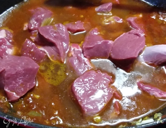 Добавить помидоры в собственном соку, предварительно их измельчив, и мясо. Долить немного воды, если необходимо. Довести до кипения.