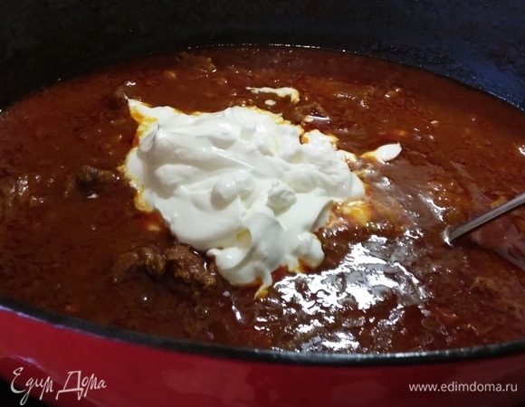 Вмешайте йогурт через несколько минут. Тушить 1,5–2 часа на очень слабом огне. По необходимости добавить еще немного воды. Пока карри тушится, вымойте кориандр, встряхните его, выщипните листья и мелко нарежьте. Приготовьте рис, если решили подавать его в качестве гарнира.