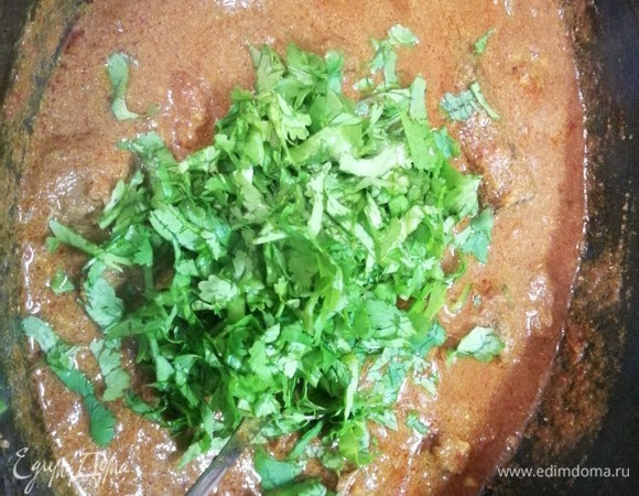 В конце добавить 2/3 от общего количества кинзы. Приправить карри солью и, если необходимо, другими специями, можно добавить щепотку сахара.