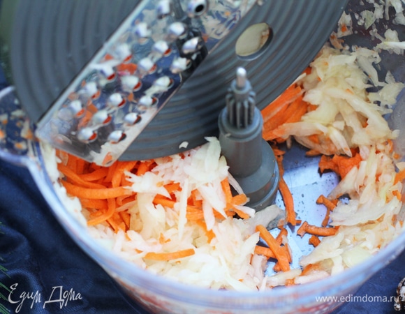 Лук и чеснок измельчить. Положите в кастрюльку зубчик чеснока, розмарин, влейте сливки. Доведите сливки почти до кипения и дайте им остыть. Удалите из сливок розмарин и чеснок.