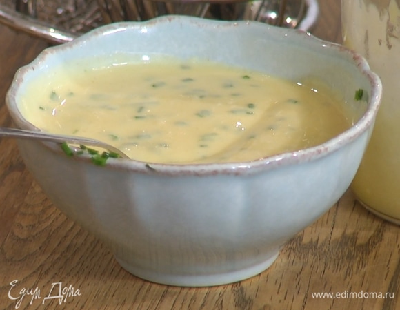 Мелко нарезать шнитт-лук и чеснок, добавить в готовый майонез.