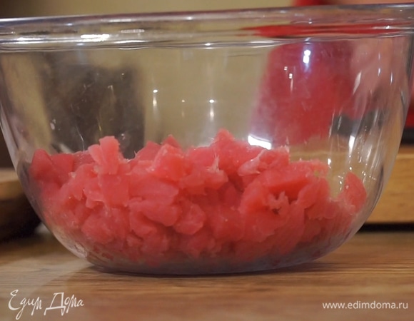 Стейк из тунца нарезать небольшими кубиками, выложить в миску. Добавить сок апельсина, посолить, поперчить, перемешать. Оставить мариноваться на 20 минут.