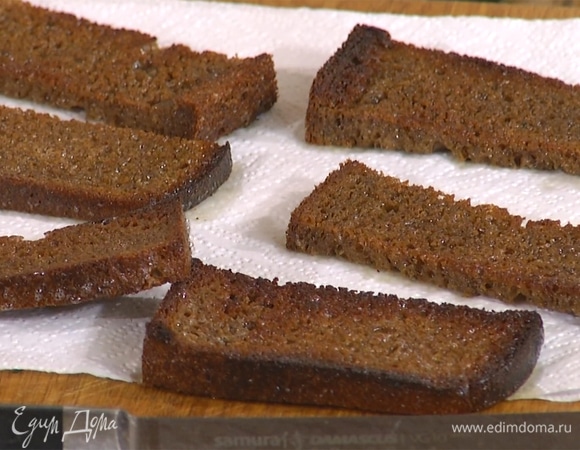 Готовые гренки выложить на бумажное полотенце, чтобы убрать лишнее масло.