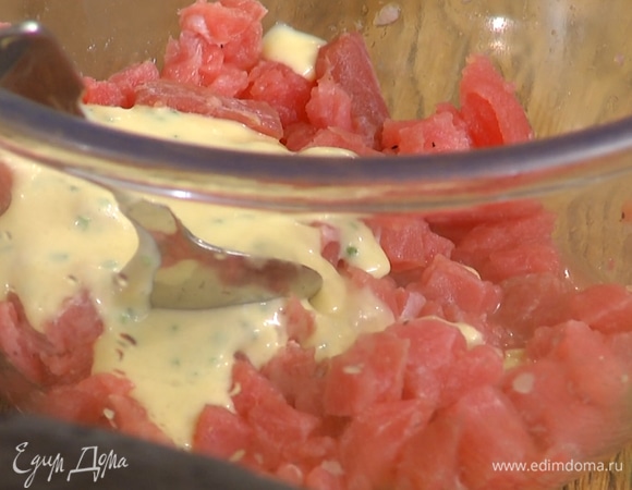 Тунца заправить майонезом, добавить мелко нарезанный перец чили, перемешать.  