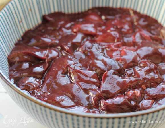 Подготовьте печень. Разрежьте каждую печенку вдоль и уберите все кровеносные сосуды и желчные протоки. По возможности удалите и все пленки.