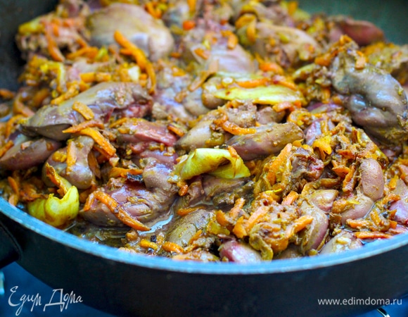 На кусочке сливочного масла обжарить лук и морковь до прозрачности. Добавить печень, обжарить 8–10 минут.