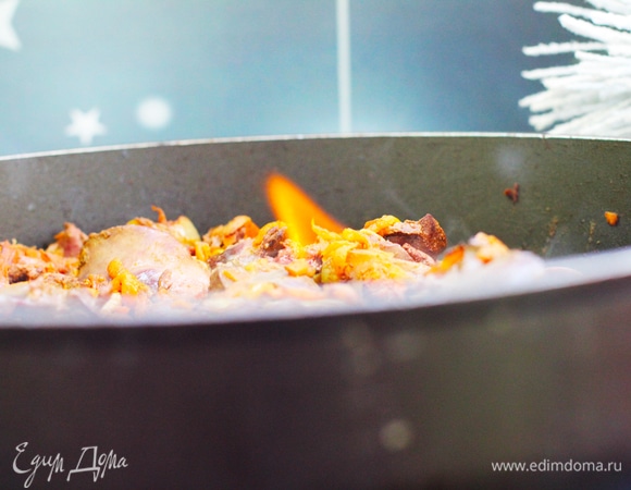 Облить печень коньяком и поджечь.