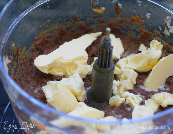 В блендер поместить обжаренную печень с овощами, сливки, специи, соль. Взбить. Попробовать на вкус, добавить необходимое на ваш вкус. Внимание! При взбивании рекомендую добавить 1/8 ч. л. аптечного порошка витамина С, он не даст печени потемнеть изнутри. Остудить паштет и добавить сливочное масло комнатной температуры, еще раз размешать.