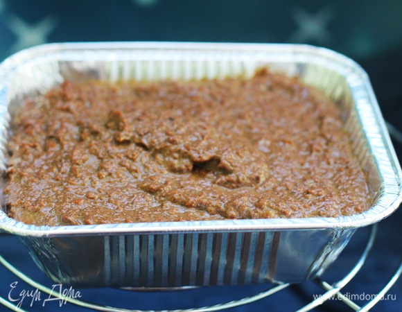 Разогрейте духовку до 90–100°C. Разлейте крем по формочкам для запекания (формочки должны быть одного объема, и уровень крема в них должен быть одинаковым!). Поставьте формочки в форму бОльшего размера и влейте кипяток так, чтобы он дошел до 1/2 высоты формочек с кремом. Поставьте формочки в духовку и готовьте 1,5 –2 часа. Достаньте формочки, охладите крем. Закройте формочки герметичными крышками и уберите в холодильник на 6–8 часов.