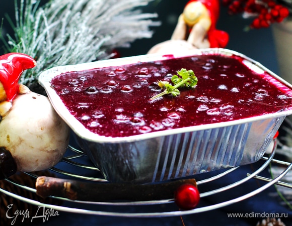 Достаньте готовый крем и залейте клюквенным (брусничным, гранатовым) желе. Залейте желатин холодным клюквенным соком, оставьте на 10 минут. Нагрейте при постоянном помешивании до полного растворения желатина. До кипения не доводить! Добавьте сахар, перец, ягоды, перемешайте, остудите. Залейте поверхность охлажденного паштета остывшим желе, поставьте в холодильник до полного застывания. Подавайте крем холодным. Срок хранения в холодильнике — до 5 дней.