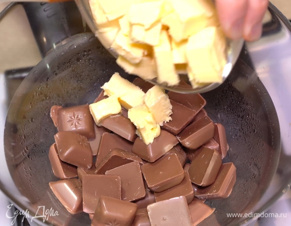 Для начала на водяной бане растапливаем шоколад и сливочное масло.