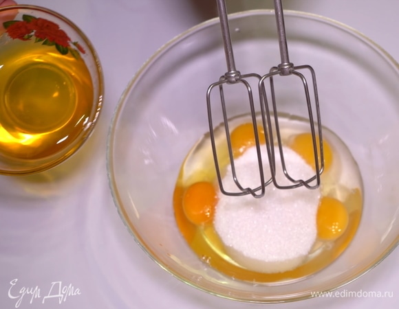 Взбиваем яйца с сахаром до пышности, во время взбивания понемногу добавляем мед.