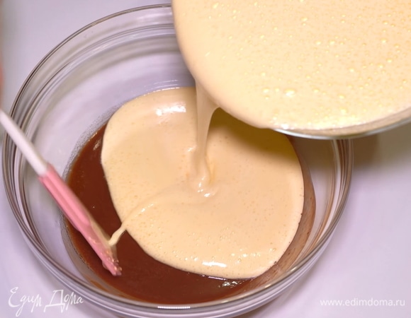 Смешиваем яичную массу с шоколадной. Аккуратно медленными движениями проделываем все это с помощью силиконовой лопатки, а можно использовать ложку. Масса должна оставаться пышной.