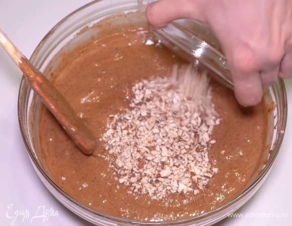 Добавляем крупно нарезанный миндаль или любые другие орехи по вкусу (кешью, грецкий орех или фундук).