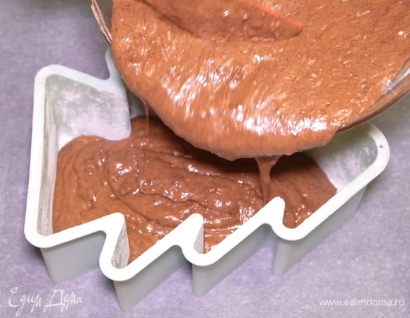 Смазываем поверхность формы сливочным маслом и посыпанной мукой. Затем перекладываем сюда тесто и отправляем в разогретую до 170°C духовку на 30 минут.