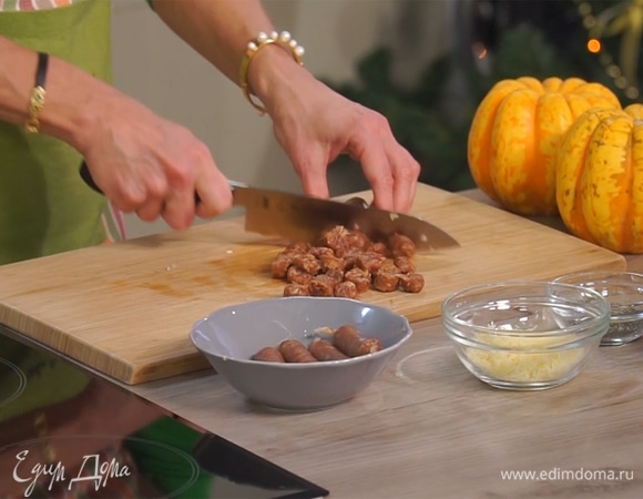 С колбасок снять оболочку, нарезать небольшими кусочками.