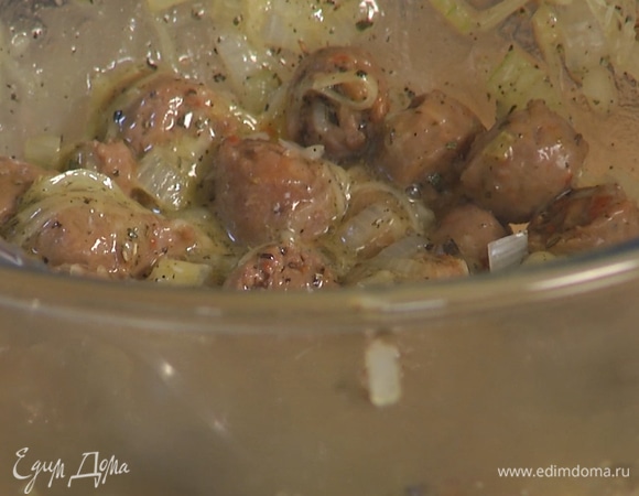 Начинку переложить в миску, добавить одно яйцо, 50 грамм тертого пармезана, перемешать.