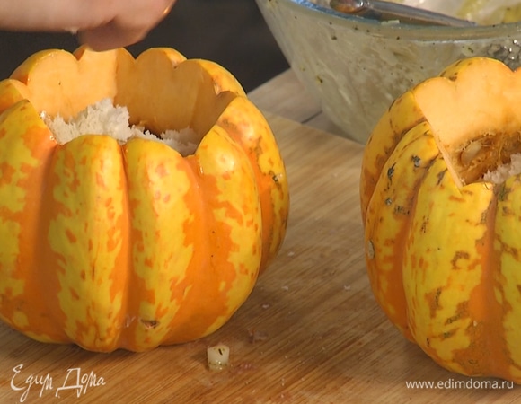 Сверху на начинку выложить небольшие куски хлеба, тыквы закрыть оставшимися крышками.