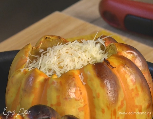 Вынуть тыквы из духовки, снять крышки, добавить по одному яйцу, сверху посыпать оставшимся тертым пармезаном.