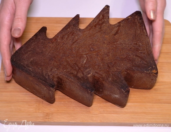 Если бисквит не допекся, выпекайте тесто при более высокой температуре. Или можно сначала запекать его в течение 10 минут при 200°С, затем уменьшить температуру до 170°С и печь до готовности. Духовки у всех разные, поэтому необходимо следить за тем, чтобы бисквит не пригорал. А если он пригорел, аккуратно срежьте верхнюю часть с помощью ножа-пилы.