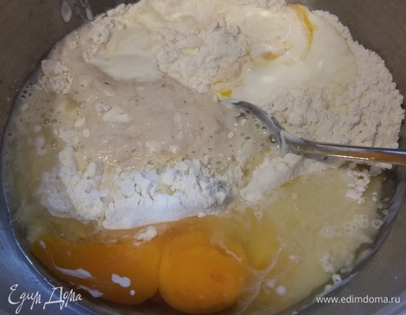 Теплое молоко смешать с сахаром и дрожжами, оставить для ак активации на 20 минут. Должна появиться характерная шапочка. Соединить в миске муку, соль, дрожжевую смесь, подсолнечное масло и яйцо среднего размера.