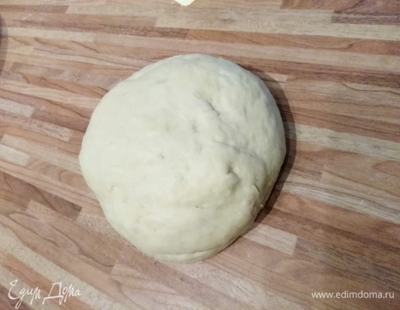 Замесить мягкое эластичное тесто. Тесто положить в миску, затянуть пленкой и поставить в теплое место на расстойку на 1–1,5 часа. Подошедшее тесто обмять и на припыленной мукой поверхности разделить на 6 частей. Сформировать лепешечки (просто распластать руками). У меня получились толстенькие и пушистые, но можно раскатать тесто и потоньше. Тогда время жарки сократится до 2 минут с каждой стороны — до золотистых подпалин.