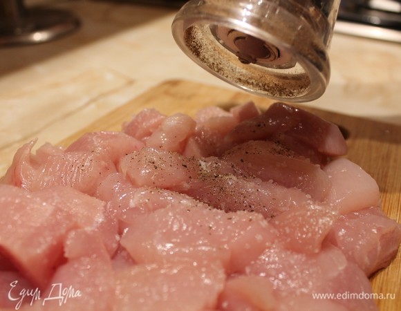 Куриное филе нарезаем кусочками, солим и перчим по вкусу.
