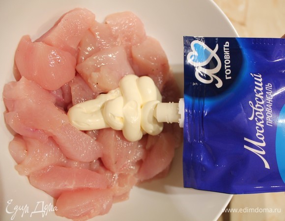 Смазываем куриное филе майонезом ТМ «Московский провансаль». Как следует перемешать и оставить пропитаться на 10–15 минут.