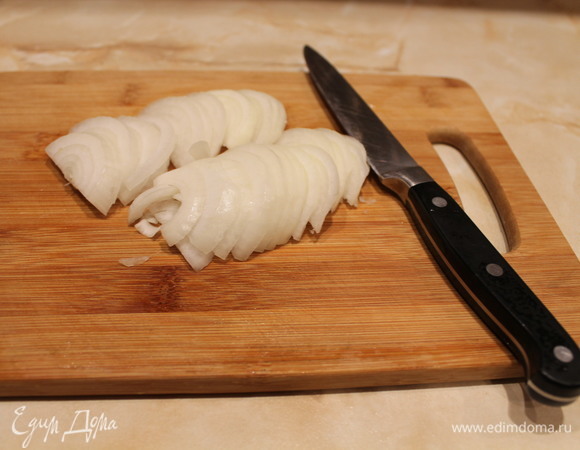 Нарезаем лук полукольцами.