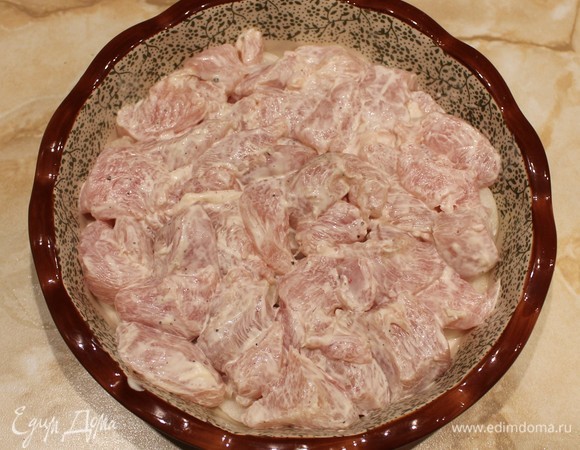 Смазываем форму растительным или оливковым маслом для запекания. Выкладываем лук, затем — куриное филе. Ставим в духовку при 180°C примерно на 15–20 минут.