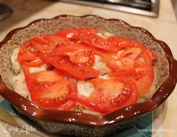 Нарезаем полукольцами помидор. Как только курочка в духовке подрумянилась, сверху выкладываем помидор. И ставим снова в духовку примерно на 20 минут (до готовности).