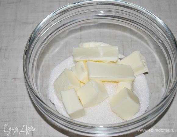 Мягкое масло соедините с сахаром и взбейте миксером.