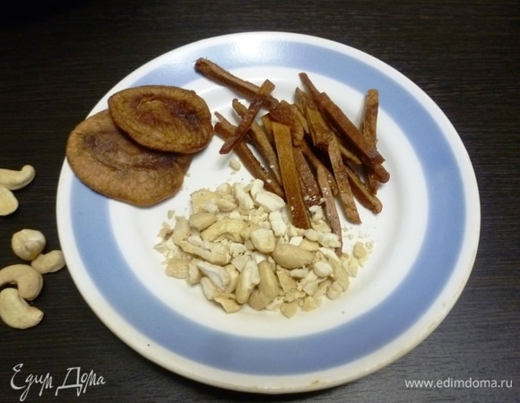 Для начинки я взяла вяленые персики и кешью. Если персики суховаты, то их нужно замочить на некоторое время в воде, а затем нарезать соломкой. Кешью подсушить в микроволновке и крупно нарубить.