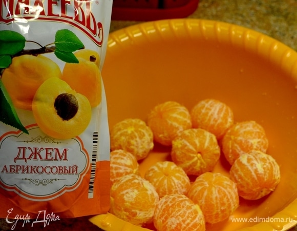 Чистим мандарины. Желатин замачиваем до набухания.