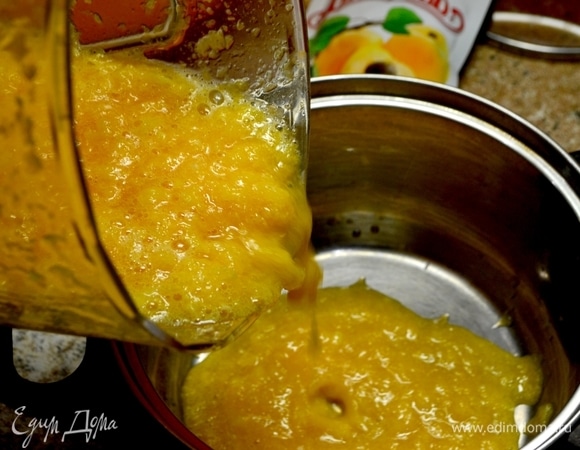 Разбиваем в блендере мандарины в пюре, переливаем в кастрюлю.