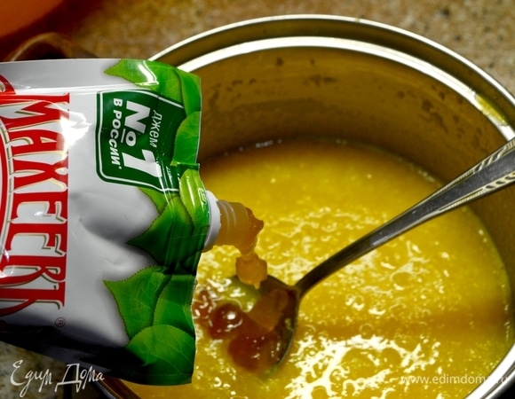 Ставим кастрюлю на огонь, добавляем разбухший желатин и нагреваем, не доводя до кипения.