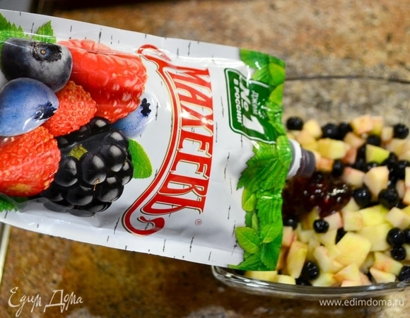 У меня еще получилась креманка желе с яблоками, ягодами и джемом.