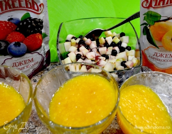 Креманки поставить так, чтобы они были слегка под наклоном, и наполовину заполнить подготовленными мандаринами с джемом ТМ «МахеевЪ». Оставить до застывания.