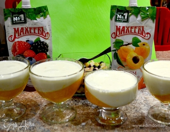 Пока желе застывает, делаем все то же самое, только со сливками, молоком, сахаром. Вливаем подготовленный желатин, не доводя до кипения, выключаем, даем остыть. Далее в застывшее мандариново-абрикосовое желе вливаем сливочную часть нашей панна котты. Ставим в холодильник застыть.