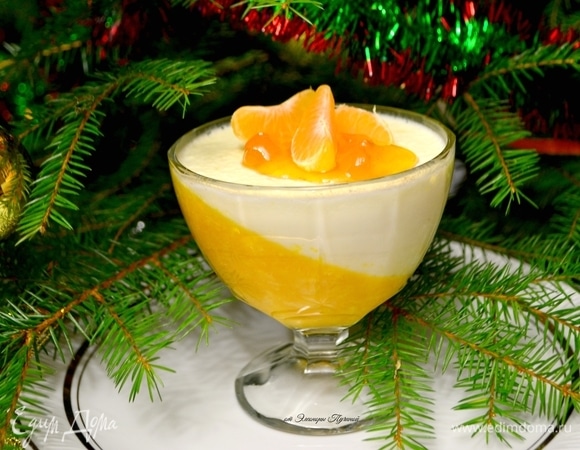 Готовую панна котту украсим дольками мандарина и абрикосовым джемом. Очень нежный и вкусный у нас получился десерт!