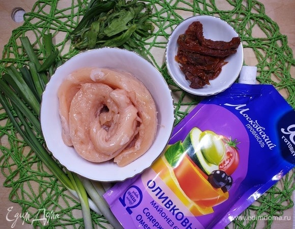 Для рыбных бургеров я взяла свежую радужную форель, вяленые помидоры, зеленый лук, тархун, соль, перец и майонез ТМ «Московский провансаль» «Оливковый» от бренда «Я люблю готовить».