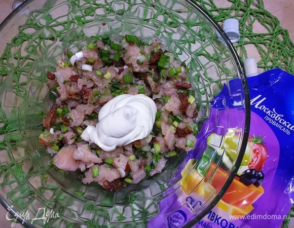 Форель нарезаем небольшим кубиком, режем зеленый лук, тархун, вяленые помидоры. Солим и перчим по вкусу, добавляем майонез и перемешиваем. Фарш готов.