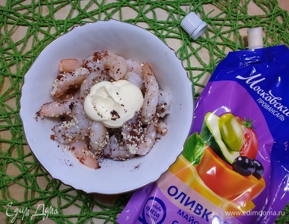 Смешаем все специи, кунжут, лимонный сок. Добавим креветки и майонез. Перемешаем и оставим мариноваться буквально на 5 минут.