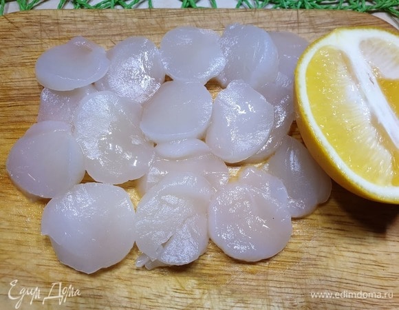 Гребешки тонко нарежем, сбрызнем лимонным соком, посолим и поперчим. Оставим мариноваться на 5 минут.