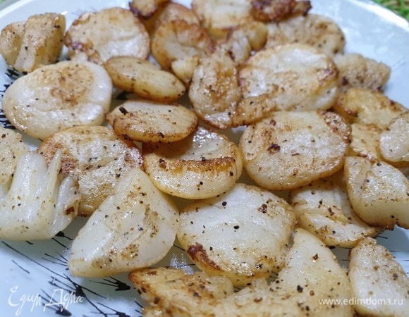 Обжарим гребешки в небольшом количестве разогретого оливкового масла буквально 1 минуту.